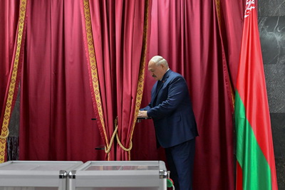 Лукашенко проголосовал на президентских выборах и провел пресс-конференцию для СМИ