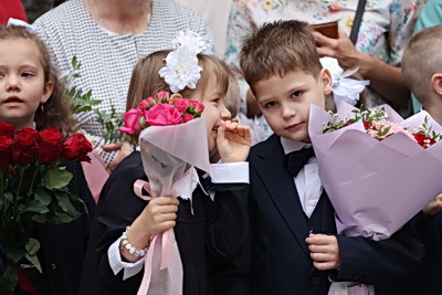 \"В три раза более долгожданно и волнительно\". В Минске в первый класс пошли тройняшки