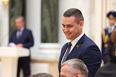 Лукашенко - выпускникам вузов: мир огромен, а Беларусь у нас одна