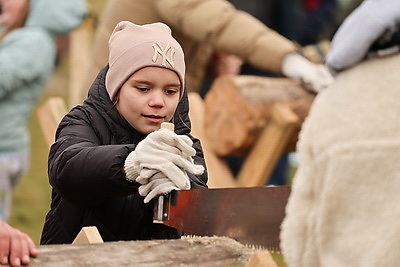 Невероятная атмосфера. Четвертый чемпионат по колке дров среди СМИ проходит в Минском районе