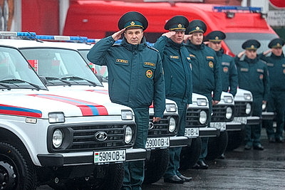Ключи от квартир и служебных автомобилей вручили гродненским спасателям