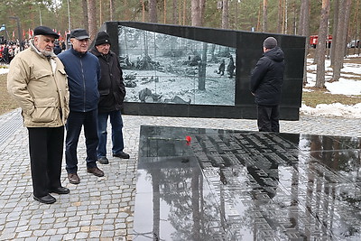 \"Каждый камень, каждый метр земли пропитан страданием\". В Озаричах почтили память жертв лагеря смерти