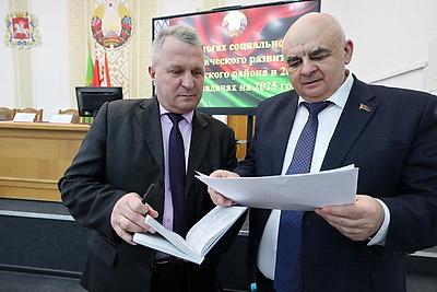 Перспективы и точки роста. Сергеенко принял участие в заседании Чашникского райисполкома