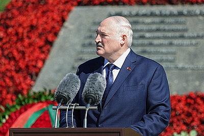 Лукашенко в День Независимости возложил венок к подножию Кургана Славы