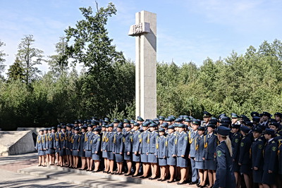 Около 180 молодых таможенников приняли присягу на \"Партизанской криничке\" под Гомелем