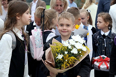 Современная и просторная. Новая школа в Боровлянах на 1 тыс. мест приняла первых учеников