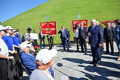 Лукашенко в День Независимости возложил венок к подножию Кургана Славы