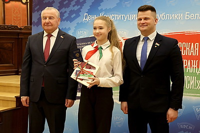 \"Воспитывает чувство гражданственности и патриотизма\". Миклашевич об акции \"Мы - граждане Беларуси!\"