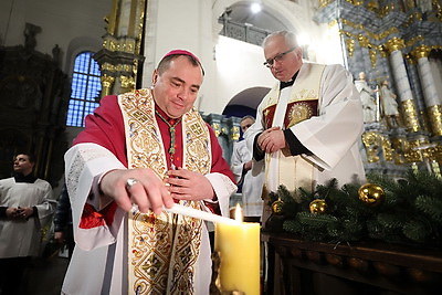 Символ мира, любви и религиозного единства. В Гродно прибыл Вифлеемский огонь