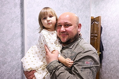\"Здесь мы чувствуем себя собой\". Почему многодетная семья из Германии выбрала жизнь в Беларуси