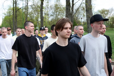 \"Получить максимум пользы\". Около 150 призывников в Минске торжественно проводили на срочную службу