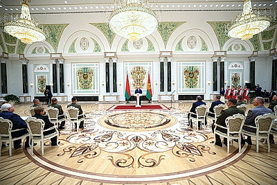 Лукашенко накануне Дня народного единства вручил госнаграды