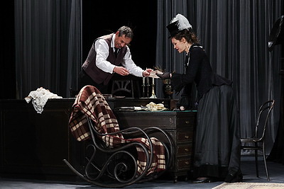 Спектакль \"Волки и овцы\" в рамках гастролей представили российские артисты на сцене молодежного театра