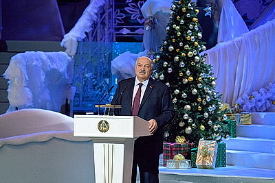 Лукашенко: страна всегда сильна традициями, одна из них в Беларуси - новогодние поздравления детей