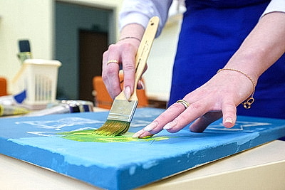 Познать душу через касание. Удивительная история незрячей художницы и ее тактильных картин