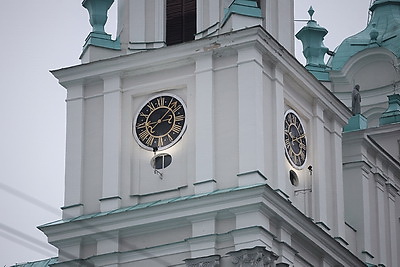 За стрелкой циферблата. Уличные часы - символ города