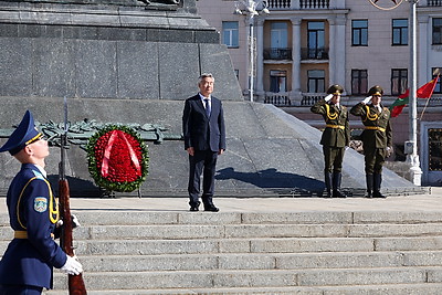 Член Посткома Политбюро ЦК КПК возложил венок к монументу Победы в Минске