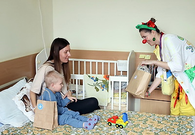 Во время акции \"ЖИТЬ, нельзя болеть\" детям в РНПЦ радиационной медицины вручили подарки