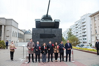 Памятную табличку с QR-кодом установили у памятника Т-34 в Минске