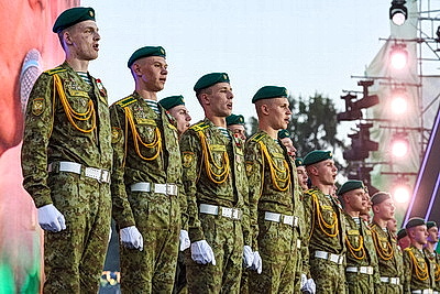 Гала-концерт \"Сильны в единстве, едины в песне\" собрал тысячи минчан у стелы \"Минск - город-герой\"