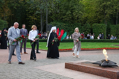 Участники Дня белорусской письменности почтили память защитников и мирных жертв ВОВ