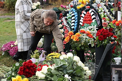 Последний аккорд. Памятник композитору Олегу Елисеенкову открыли на Восточном кладбище в Минске