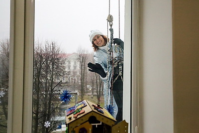 \"Мама, смотри!\" В окна к пациентам РНПЦ детской хирургии постучались Деды Морозы-альпинисты