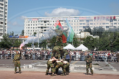 Воздушные маневры, выставка техники и каша по-армейски. Как в Минске прошел праздник ко Дню десантников