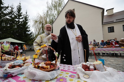Накануне Пасхи белорусы освящают куличи в храмах и костелах