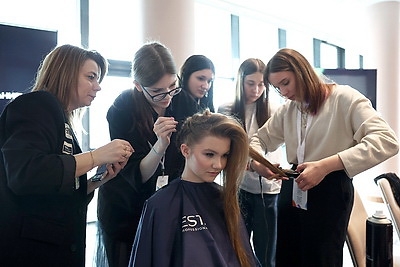 \"Мотивирует серьезнее относиться к работе\". Мастер-классы для участников форума стилистов проходят в Минске