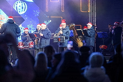 Гродно засиял огнями. Праздник \"Чароўныя ліхтарыкі\" открыл новогодний сезон в Гродно