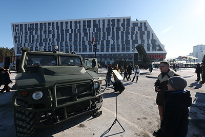 Увидеть военную технику и попробовать солдатскую кашу. Как День защитников Отечества встретили в Минске
