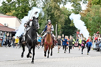 В Несвижском замке завершились соревнования по бегу с препятствиями Bison Race, собравшие 1500 участников всех возрастов