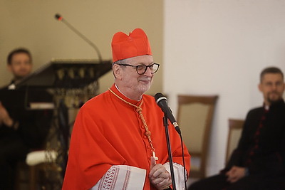 С букетом васильков в руках. Клаудио Гуджеротти возглавил литургию в брестском костеле Воздвижения Святого Креста