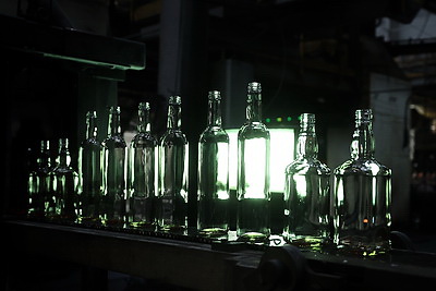 Гибко и эффективно. Как на Гродненском стеклозаводе выпускают сразу два вида продукции на одной линии