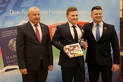 \"Воспитывает чувство гражданственности и патриотизма\". Миклашевич об акции \"Мы - граждане Беларуси!\"