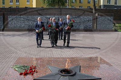 Крутой возложил в Смоленске цветы к Вечному огню в Сквере памяти героев