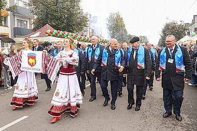 Памятник креветке, выставка караваев и подворий. В Белоозерске проходят \"Дажынкі-2025\"