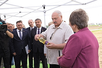 Лукашенко посетил Смолевичский район, в центре внимания - уборка озимого рапса