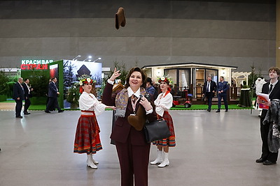 Делегаты ВНС из разных регионов страны посетили выставку \"Моя Беларусь\"