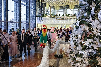 Лукашенко: страна всегда сильна традициями, одна из них в Беларуси - новогодние поздравления детей