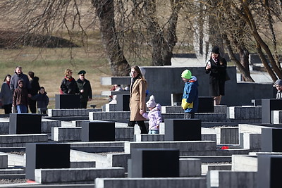 Колокола и людская скорбь. В день памяти Хатыни на мемориале возлагают цветы