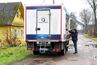 \"Продуктов вдоволь, заказы - в тетрадке\". Как автолавка делает жизнь на селе более комфортной