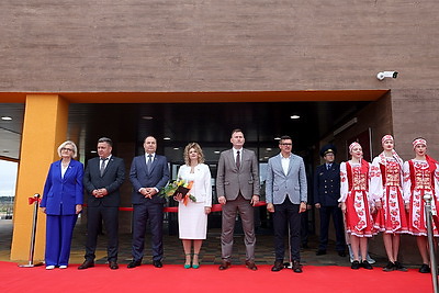 Современная и просторная. Новая школа в Боровлянах на 1 тыс. мест приняла первых учеников