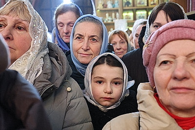 Православные верующие празднуют Благовещение Пресвятой Богородицы