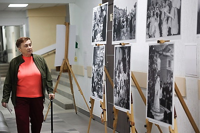 Чудеса как лекарство: к юным пациентам РНПЦ неврологии и нейрохирургии пришли Дед Мороз и Снегурочка