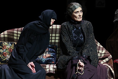 Спектакль \"Волки и овцы\" в рамках гастролей представили российские артисты на сцене молодежного театра