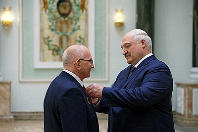 Лукашенко накануне Дня народного единства вручил госнаграды