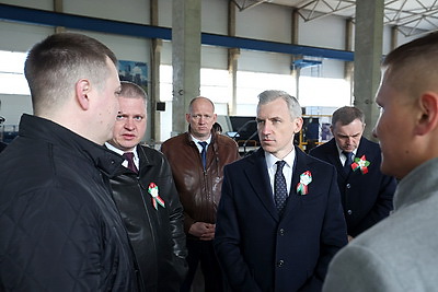 Глава Смоленской области посетил машиностроительный завод в Витебске