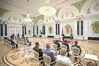 Лукашенко накануне Дня народного единства вручил госнаграды